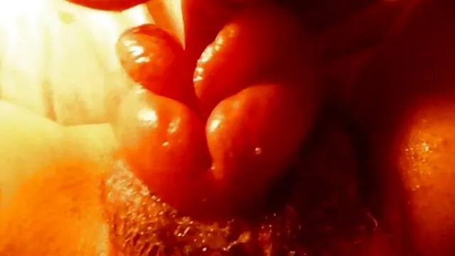 Gros poussins s'engagent dans le sexe en groupe filmxguine