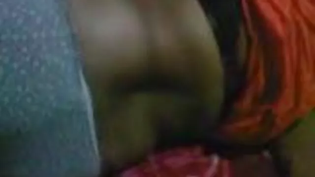 Nue petite regarder film porno lesbienne femme japonaise saute sur un phallus