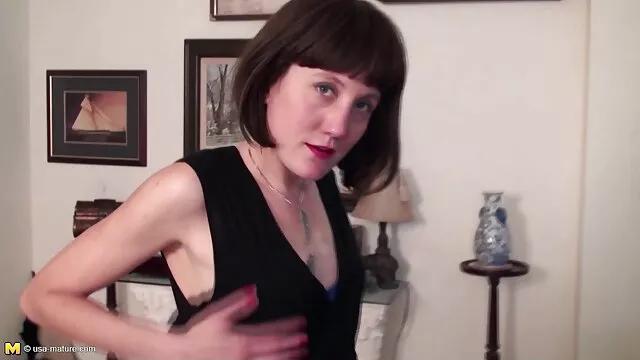 Babe glamour suce une bite pour de film porno avec lesbienne l'argent