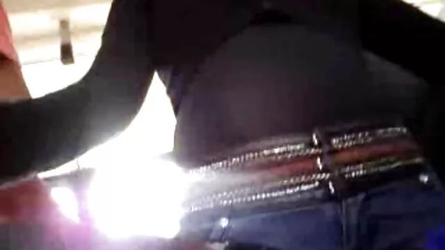 Deux bodybuilders amènent l'homme noir à une vidéo lesbienne x forte excitation