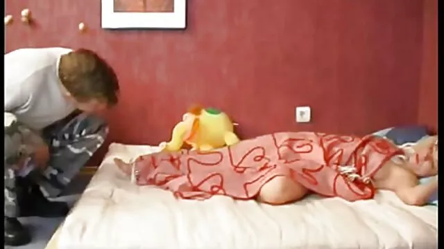 Un pique-nique informel se termine par un trio lesbien film x lesbien
