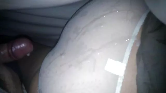 Une MILF aux film x lesbienne gratuit gros seins baise un jeune mec musclé