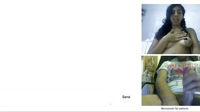 Une femme à un casting porno film porno lesbienne streaming se masturbe passionnément une chatte