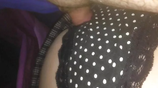 Jolie femme n'a pas peur de la caméra et aime baiser avec un mec film x avec lesbienne