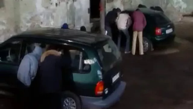Maman et sa fille ont sucé un jeune film x gouine amant