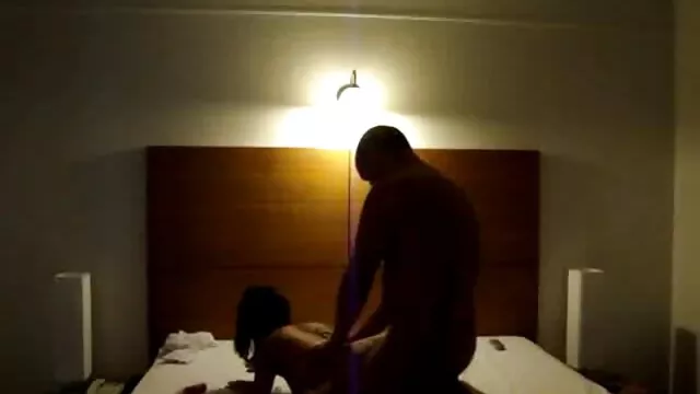 Maîtresse en belle lingerie s'ébat avec un extrait film porno lesbienne esclave soumis