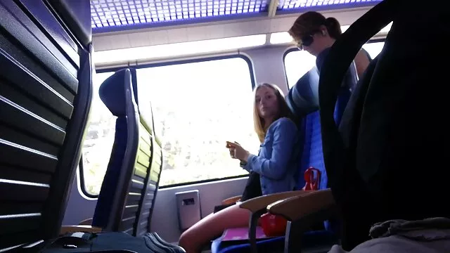 Chick fait une pipe à un homme sur la plage, puis film porno x lesbienne fait une levrette