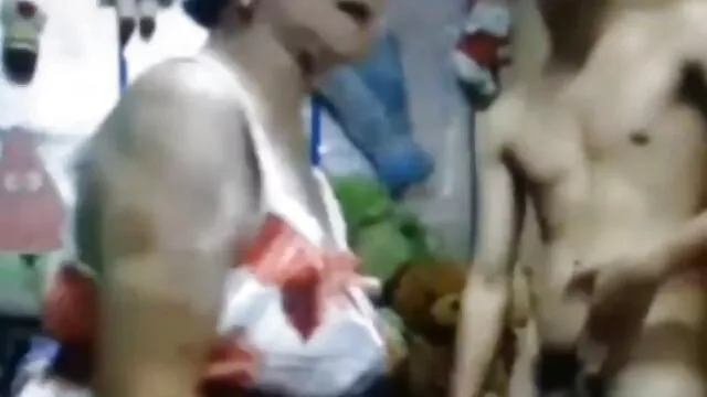 Un mec mature avec une grosse bite domine la xlesbiens fille pendant les rapports sexuels