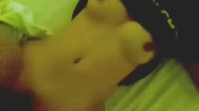 Wanker est très excité par le cul élastique d'une nana dans film porno de lesbiene les transports en commun