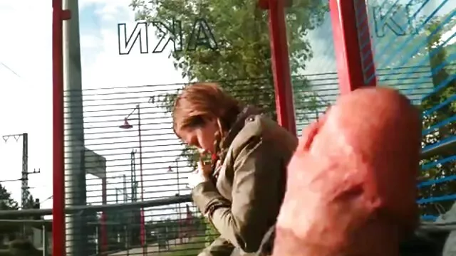 La fille branle doucement scene x lesbienne et avec confiance sa chatte