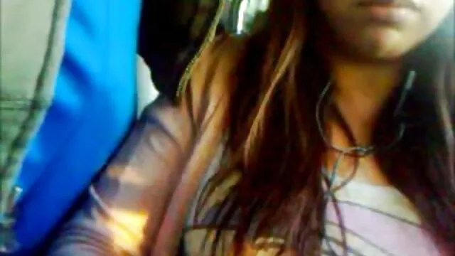 Un modèle de webcam à poitrine plate suce la bite d'un mec devant film x gratuit lesbienne sa webcam