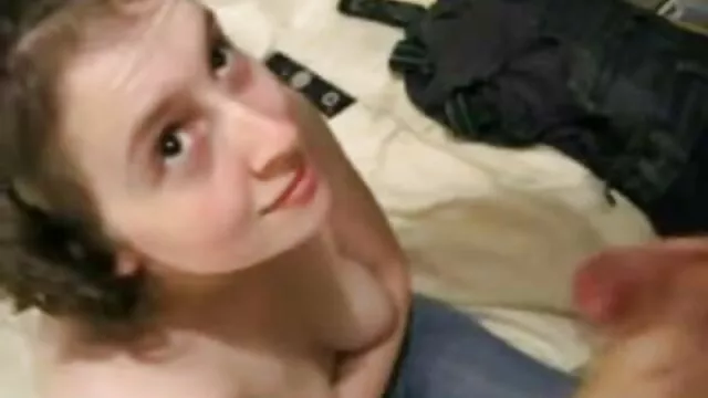 Jeune blonde baisée durement par un voir film porno lesbienne homme adulte