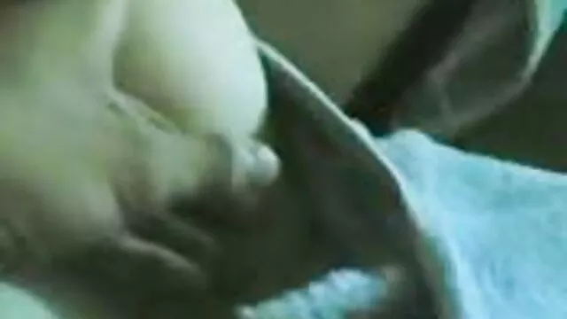 Une femme de chambre soumise a servi le propriétaire de xlesbienne manière professionnelle