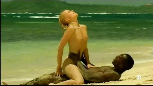 Un homme vulgaire baise film x gouines une jeune fille aux petits seins dans le cul