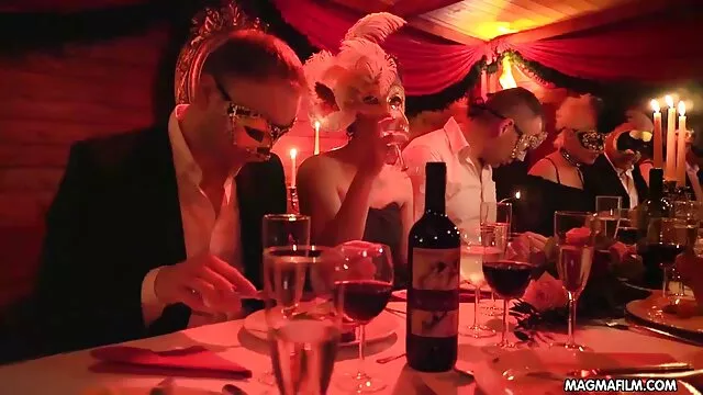 Femmes tombées et marchant dans une orgie video x lesbienne black de groupe