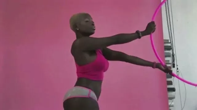 Maîtresse se branle filmxlesbienne fort avec un mec avec un pénis fixe dans un appareil spécial