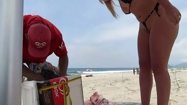 Le mec a attrapé la nana filmxguine avec une autre et a sucé la bite du mec