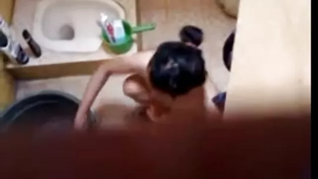Femme film x lesb japonaise avec une chatte poilue laisse entrer une bite