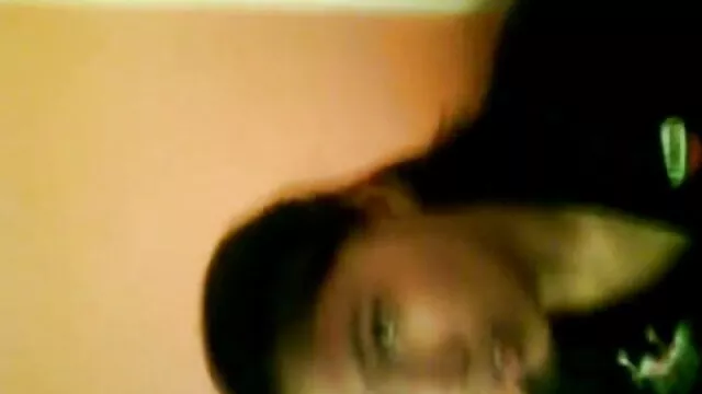 Une fille russe flexible baise sur le sol avec son film lesbienne x petit ami