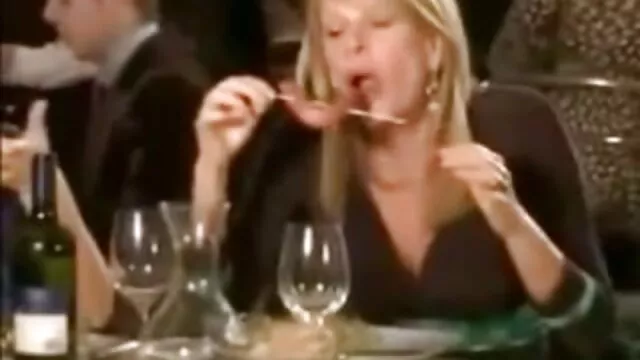 Une bête aux cheveux roux a fait une superbe pipe pour un adolescent film gratuit x lesbienne