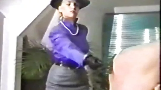 Chick branle film de lesbienne x la bite d'un homme barbu avec des mains habiles