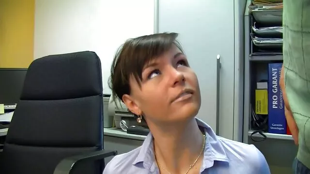 Fille mince obtient non seulement film porno gratuit lesbienne une bite insérée dans sa chatte