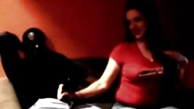Fille en latex plaît à deux libertins à vidéo x lesbienne la bouche chaude