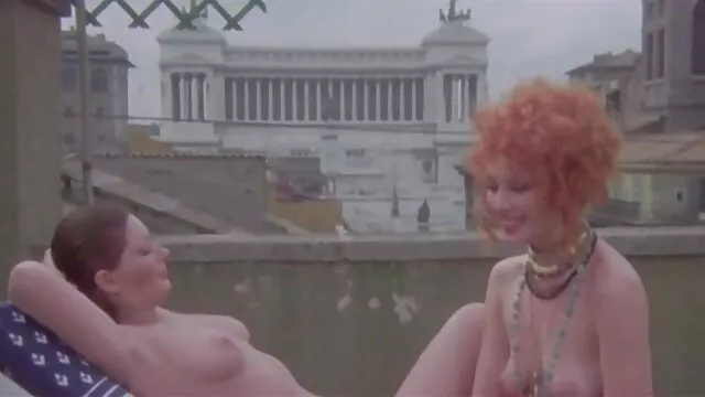 Brunette regarder film porno lesbienne aux gros seins a pris le fist au travail et s'est amenée avec un phallus jusqu'à l'orgasme