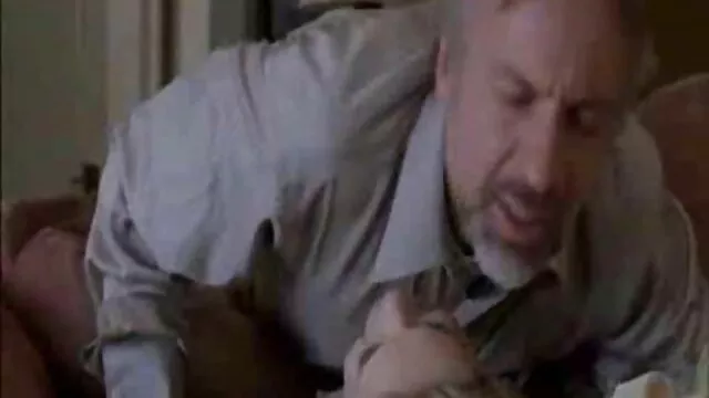 Maîtresse obligée de sucer des film x gouine pénis et des coups de pied dans les couilles