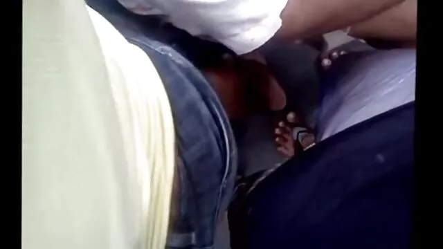 Le mec a soufflé une jeune fille avec un pubis poilu vidéo x lesbienne