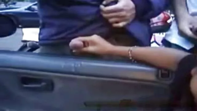Une étudiante se film lesbienne x gratuit masturbe sur un canapé moelleux