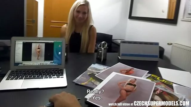 Délicat film x lesbienne amateur beau sexe de jeunes amants juste sur le sol de la pièce