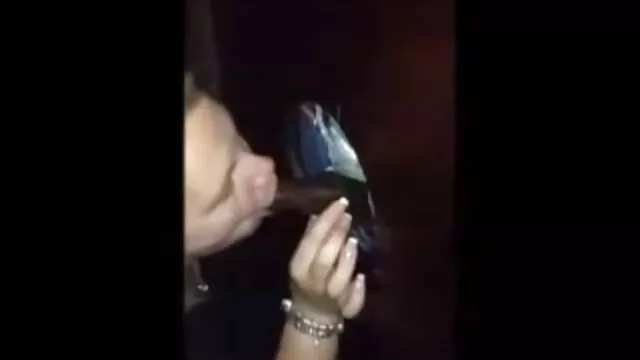 Un homme admire les gros seins de filme x lesbienne deux femmes noires