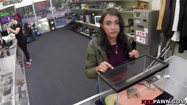 Brunette avec de petits seins cogne du mieux film porno de lesbiene qu'elle peut