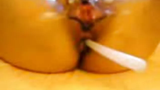 Une dame avec une belle silhouette baise sa chatte avec film xlesbienne un jouet