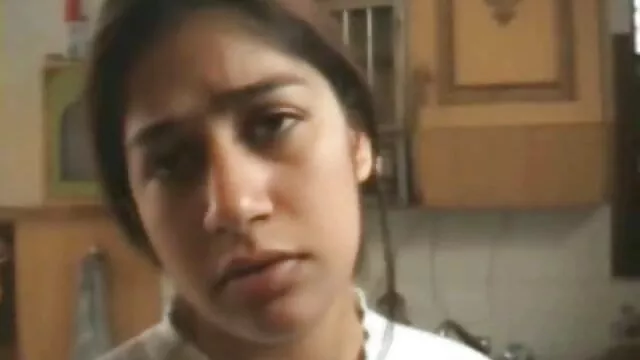 Beau film x gouine mec en bas étend les lèvres de sa chatte