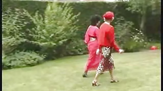 L'homme a baisé la nana anale avec une grosse bite et filme x lesbienne maintenant il enlève son trou à la première personne