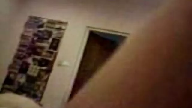 Un homme a baisé un voisin xlesbiens sur le toit d'une maison