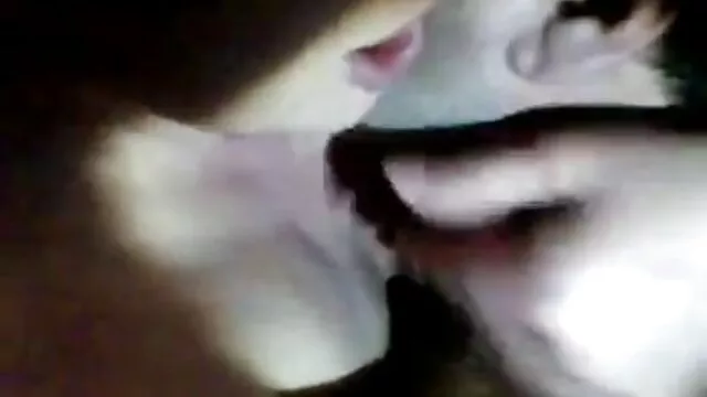 Fille russe aux petits seins saute sur film x lesbienne amateur la bite d'un ami