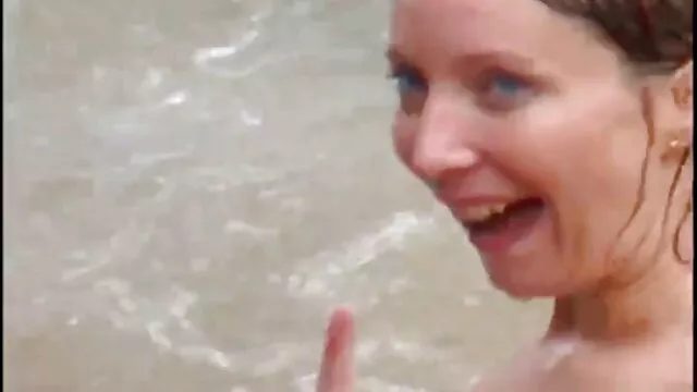 Jeune femme brune film lesbienne porno gratuit aux gros seins se fait baiser à l'extérieur