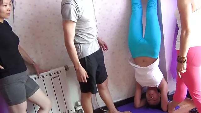 Amusement sexuel candide et jeux d'un couple russe dans le x video porno lesbienne pré