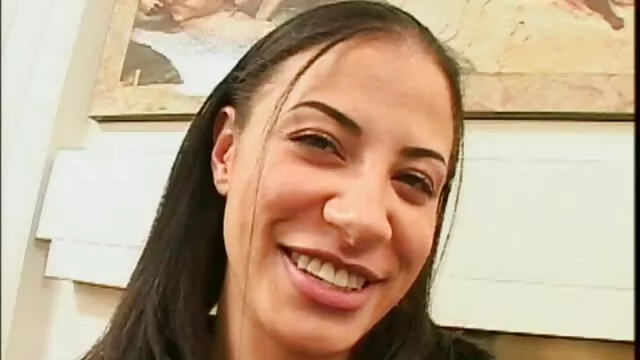 Une étudiante en uniforme scolaire film x lesbienne en francais lui enfonce un gros gode dans le cul