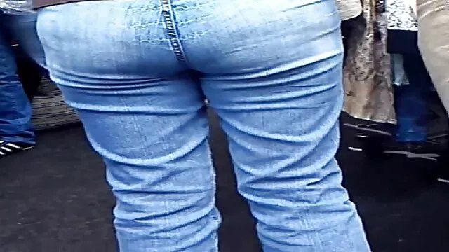 Les amants font voir film porno lesbienne l'amour sur une véranda avec une belle vue sur l'océan