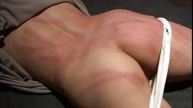 Un enfant musclé est en concurrence avec des filles film porno pour lesbienne athlétiques