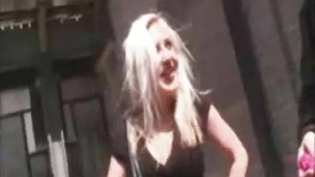 Les jeunes mariés insatiables baisent passionnément dans vidéo lesbienne x le contexte de la ville nocturne