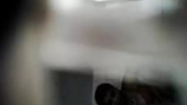 Une blonde en gros un film porno lesbienne plan montre une chatte excitée dans la forêt
