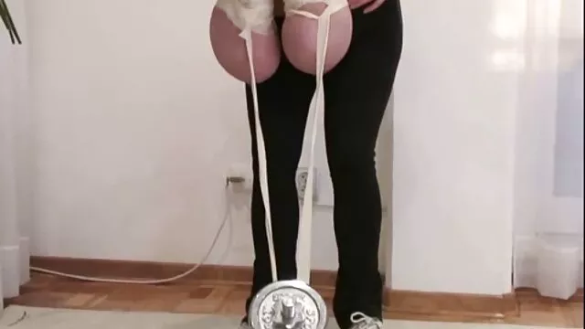 Un mec frisé timide a donné un un film porno lesbienne ascenseur et baisé