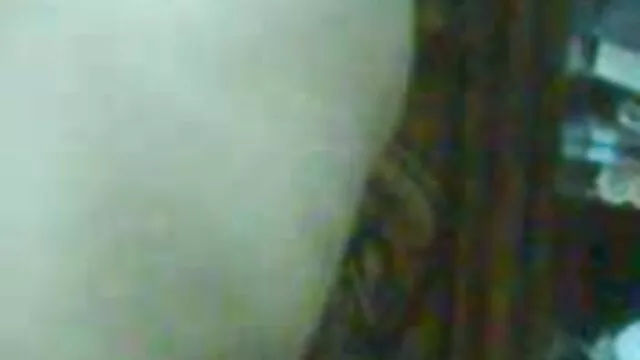 Latex lesbienne jouit passionnément de la masturbation film x gouine
