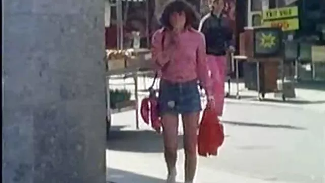 Plantureuse femme à lunettes film porno de lesbienne gratuit baise avec deux hommes dans la cuisine