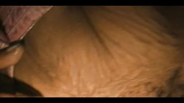 Le nouvel amant de Latina la rend folle un film porno lesbienne de caresses